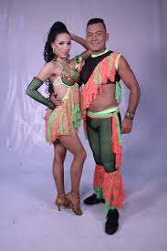 La intérprete regresa a la escena con nueva imagen, en la que permanece intacta su imagen y carisma, y otro espectáculo que reúne su talento y nueva compañía. Pop Dance Mas Que Baile El Salvador Kelvin Y Kathya Dance Costumes Fashion Style