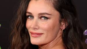 She-Hulk Director Kat Coiro Dishes On Mark Ruffalo, Tatiana Maslany, And  That Twerking Scene