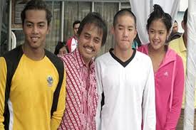 Politisi roy suryo merasa difitnah oleh aktor lucky alamsyah usai insiden tabrak mobil yang terjadi di driver saya sen kiri, dia serobot dan ambil kiri. Roy Suryo Apresiasi Kejuaraan Renang Antarperkumpulan Satu Harapan