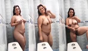 Amadora gordinha dançando pelada no banheiro - Xvideos Only