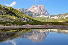 Cerca qualcosa di più impegnativo, in estate si può salire fino al corno grande, il picco più alto della catena degli appennini , e da qui godere di una vista senza uguali, che va dal mare adriatico ai monte della laga a quelli. Nationalpark Gran Sasso Und Monti Della Laga Abruzzen Italien