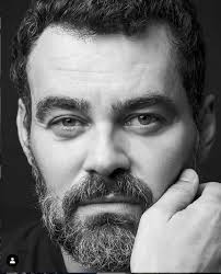 People from rio grande do sul, 1971 births and brazilian actors. Carmo Dalla Vecchia Aparece Irreconhecivel Claudia
