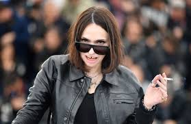 Elle fera partie des punks de la capitale avant d'être. C Est Inoui Beatrice Dalle Furieuse Suite A La Nomination De Polanski Aux Cesar