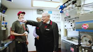 Bill gates and melinda gates are divorcing after 27 years of marriage, they announced on twitter. Bill Gates And Warren Buffett Pick Up A Shift At Dairy Queen Youtube