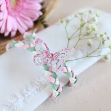 Des brins de lavande sont parfaits pour une déco végétale chic. Diy Mariage Creer Des Ronds De Serviette Theme Boheme Perles Co