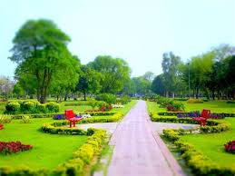 Kemampuan membuat karya sketsa dilatihkan dalam kegiatan ini dengan objek pengamatan lingkungan di sekitar taman kota salatiga. Sketsa Gambar Taman Shefalitayal