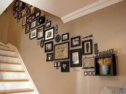 Merdivenler evlerin biraz itilen ve önem verilmeyen yapıları olarak görünse de çeşitliliği, şekli, biçimi ve tasarımıyla aslında evin en önemli şekillendiricisidir. Ideas For Wall By Stairs Dekorasyon Fikirleri Tasarim Evler Dekor