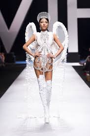 Đảm nhận vai trò đạo diễn catwalk cho các thí sinh vòng chung kết cuộc thi nữ sinh viên việt nam duyên dáng 2016, hoàng yến chia. Vo Hoang Yáº¿n Tiáº¿p Tá»¥c Lam Vua San Catwalk Vá»›i Trang Phá»¥c Máº¡ Vang HÆ¡n 50kg Viá»‡t Nam Má»›i