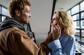 Wer jetzt allein ist zu sehen und ergatterte im tatort. Leon Ciaballa Jonas Minthe Anais Schmitz Florence Kasumba Und Charlotte Lindholm Maria Furtwangler Entdecken Einen Verdachtigen Fahrradfahrer Stuttgarter Zeitung