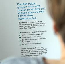 Hochzeit zu planen, führt auf eines der zahlreichen standesämter der stadt und vielleicht ja auch in eine der vielen kirchen. Hochzeits Gebote Der Polizei Flyer Soll Feiernde Zugeln Welt
