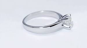 Una alianza con brillantes o un anillo solitario con diamantes. Anillos De Compromiso Con Diamantes En Oro Blanco Youtube