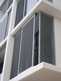 Sonnenschutz Fur Die Wohnung Mit Outdoor Jalousien Balkon Gelander Design Fensterladen Aussen Aussenjalousien