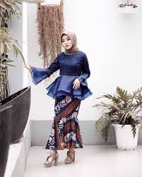 Hijab, modern, inspirasi, kekinian, hijab, terbaru, elegan, simple. 5 Inspirasi Model Kebaya Warna Navy Yang Anggun Untuk Kondangan Weekend Ini