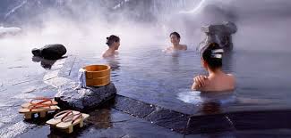 Japón es un país de tradiciones milenarias y tecnología de punta que ofrece la perfecta mezcla entre los mejores paisajes urbanos y naturales de japón. Consejos Para Disfrutar De Los Onsen Japoneses O Banos Tradicionales