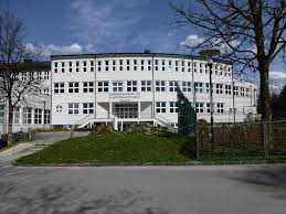 Als die kaufmännische schule des tennengaus bietet die bhak/bhas hallein neben einer umfangreichen allgemeinbildung und kompetenten sprachenausbildung den schülerinnen und. Bundesgymnasium Und Bundesrealgymnasium Hallein Salzburgwiki