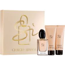 Explore giorgio armani si perfume collection at notino.co.uk and experience giorgio armani began his fashion career in italy as a window dresser in 1964 after a brief time in the military service. Amazon Com Giorgio Armani Si For Women 3 Piece Set 3 4 Oz Eau De Parfum Spray 2 5 Perfumed Body Lotion 2 5 Perfumed Shower Gel Beauty