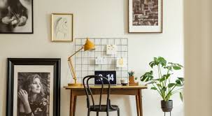 Ici, de simples pages de magazine accrochées au mur avec du washi tape. 5 Accroches Efficaces Pour Fixer Au Mur Sans Faire De Trou Mesdepanneurs Fr