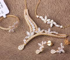 طقم ناعم من كولكشن نواعم ماسة الخاص ذهب عيار ١٨ متوفر بفرع بن خلدون بلازا بالدمام يوجد شحن الى جميع انحاء العالم للطلب و jewelry gold