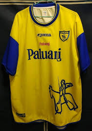 Associazione calcio chievoverona, commonly referred to as chievoverona or simply chievo ˈkjeːvo, is an italian football club named after and based in chievo, a suburb of 4,500 inhabitants in verona, veneto, and owned by paluani, a bakery product company and the inspiration for their original name, paluani chievo. Chievo Home Fussball Trikots 2002 2003 Sponsored By Paluani