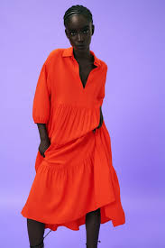 Sehr schönes, extravagantes kleid in schwarz mit einem gürtel in neonpink und einsatz mit blumenmuster am rücken. Zara Kleid Midi Schwarz