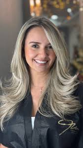 👩🏽💖 Hoy transformamos más que un color, potenciamos tu esencia. 🌟 En  Yeison Manrique Peluquería, celebramos a la mujer segura, fuerte y única.  ✨, #ElGuruDelColor 💫 #YeisonManriqueHairAndMakeUp , ...