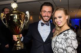Proffdanseren hadde ingen anelse om at det var katrine moholts datter han skulle be opp til dans. Katrine Moholt Datter