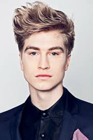 Salt spray is damp hair's best friend (there's a reason why so many of us are obsessed with beach hair). Men S Hairstyles Men S Hairstyles Mens Hairstyles Top Hairstyles Damp Hair Styles