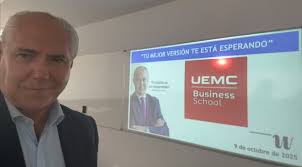 🌐[Internacionalización] Nuestro profesor visitante, Roberto Quintero, nos  comparte su experiencia con el curso Creciendo exponencialmente en Estados  Unidos. Con cinco años impartiendo clases en el MBA UC, ha tenido el  privilegio de
