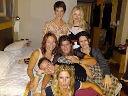 Haag visar klart och tydligt upp tonåringarnas obarmhärtiga blick på varandra. Mer Massmingel Alla Dessa Sidor