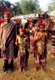 Di antara banyaknya suku asli ntt, merujuk pada wikipedia, jumlah terbesar adalah suku atoni atau dawan. 10 Pakaian Adat Ntt Pria Wanita Nama Penjelasan Gambar