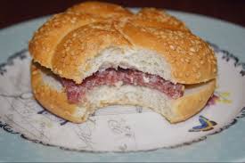 Die salami hat eine kräftig dunkelrote farbe und. Salam De Sibiu TradiÈie De 130 De Ani Èi O ReÈetÄ ModernÄ Farfuridi Mancare Cu Suflet By Raluca MoisÄ