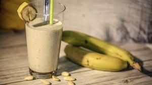 Un mix di banana, latte, ghiaccio a cui è possibile aggiungere zucchero o miele e aromatizzarlo con un pizzico di cannella. Frullato Energetico Con Banana E Latte Di Mandorla Micheleruoccofitness