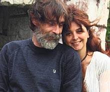 Erdal beşikçioğlu, konservatuardan sınıf arkadaşı oyuncu elvin beşikçioğlu ile 1991'den beri evlidir. Erdal Besikcioglu Taniman Lazim 11