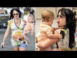 It appears britney spears has a couple pranksters on her hands. Very Pregnant Britney Spears Plays With Baby Sean While Shopping With Jamie Lynn 2006 Youtube