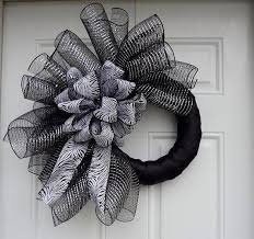 Black And White Striped Ribbon Wreath 41002a89959f0d90fd97250759edd60e Jpg 570 536 Wreaths Mesh Wreaths Deco Wreaths
