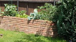 Eine mauer im garten schafft die abgrenzung zu weiteren grundstücksteilen, könnte aber auch als dekorativer abschluss von. Hochbeet Aus Ziegelsteinen Selber Bauen Mauern Nicbec Com Let S Take The Bike