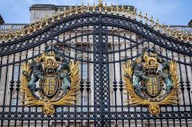 Seeing The Gates On Buckingham Palace In London We Wondered Can I Leave The Airport During A Layover Buckingham Palace Buckingham Palace London London Travel
