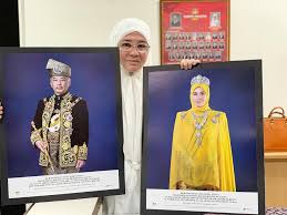 Jabatan Penerangan Malaysia Kdymm Seri Paduka Baginda Raja Permaisuri Agong Bersama Gambar Poster Rasmi Baginda Tuanku Berdua Nantikan Gambar Poster Rasmi Kdymm Seri Paduka Baginda Tuanku Berdua Yang Akan Mula Diedarkan