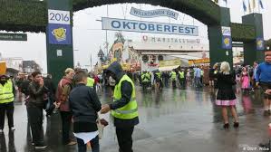 Trotz des irreführenden namens beginnt das oktoberfest allerdings traditionell nicht im oktober, sondern bereits im september. Wird Das Oktoberfest Zur Oktoberfestung Deutschland Dw 17 09 2016
