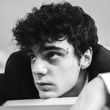 Invicta es la primera canción que compuse cuando empecé el disco. Es de mis  canciones favoritas en el disco. Lxs invito a que la escuchan y me digan  que piensan de ella. .