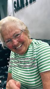 As Vovó Do Futuro Cheia De Tatuagem