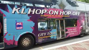 De bussen hebben een capaciteit van 60 zitplaatsen, waarvan er 27 boven in de open lucht kunnen zitten. Kl Hop On Hop Off Bus Pass 24 48 Hours