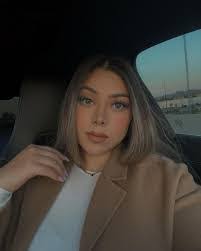 Lizet Robles's Instagram, Twitter & Facebook