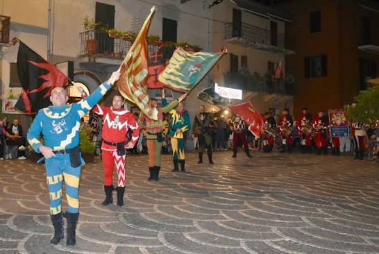 Ieri sera, in occasione della terza serata del @paliodellebarche, Piazza  Garibaldi ha fatto da cornice all'esibizione dei Tamburini e Sbandieratori  di Sangemini che, con la loro abilit&agrave;, hanno regalato al pubblico uno