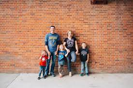 Downtown Family Picture Urban Family Photoshoot Brick Wall Family Pose Family Session Inspir Photography Poses Family Family Picture Poses Urban Photography