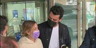 Boyu 1.80 cm, burcu ise yengeç'tir. Sinem Kobal Ve Kenan Imirzalioglu Ciftinin Bebegi Dogdu Sinem Kobal Anne Oldu Lalin Ne Demek Fotomac