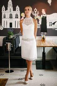 Vorsichtig zieht monika hoede den hellgrauen karton aus dem regal. Das Kurze Brautkleid Mit Stehkragen Bringt Deine Schultern Schon Zur Geltung Entdecke Gleich Hier Die Kleider Hochzeit Kurzes Hochzeitskleid Hochzeit Kleidung