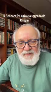 Um piano, uma professora excêntrica e muitas lições que vão além da música.  Neste livro delicado e cheio de humor, Éric-Emmanuel Schmitt relembra sua  juventude e a busca pela beleza — com