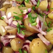 Ces petites pommes de terre à la peau très fine et au goût presque sucré sont idéales en salade. Salade De Pommes De Terre Aux Oignons Rouges Les Papilles De Karen