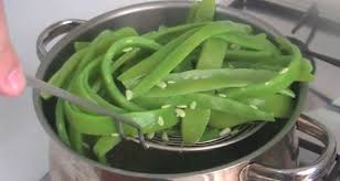 Así pues, es importante tener presente que cocer alubias con colores pintos u oscuros implica mayor tiempo de cocción, mientras que las alubias blancas, o verdes, son más rápidas de ablandar. Como Cocer Judias Verdes Tiempo De Coccion